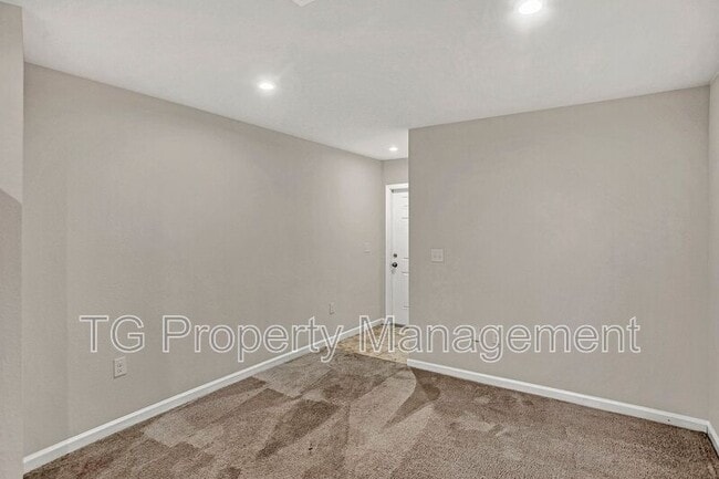 Building Photo - 5958 Creekside Crossing Dr