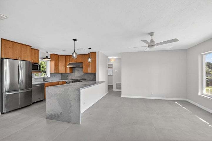 Building Photo - 467 NE 31st St