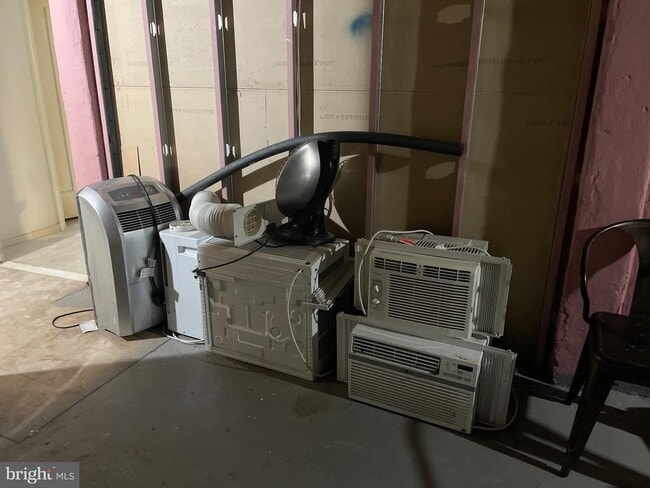 Building Photo - 2310 Sulgrave Ave