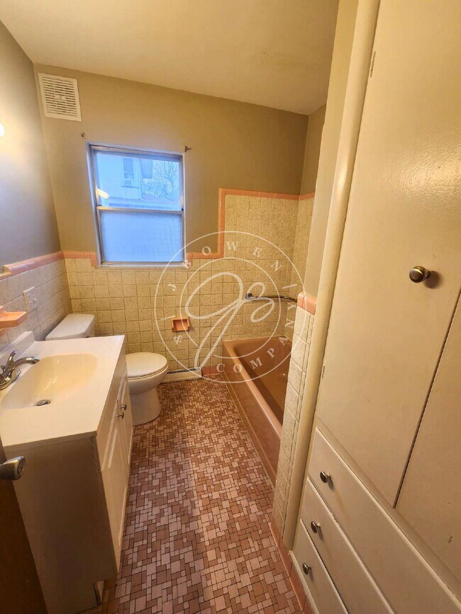 Building Photo - Unique 3-bedroom, 2.5-bath unit within a 4-unit complex offers over 1,100 square feet of living s...