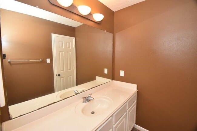 Building Photo - 22306 Fieldcrest Ln