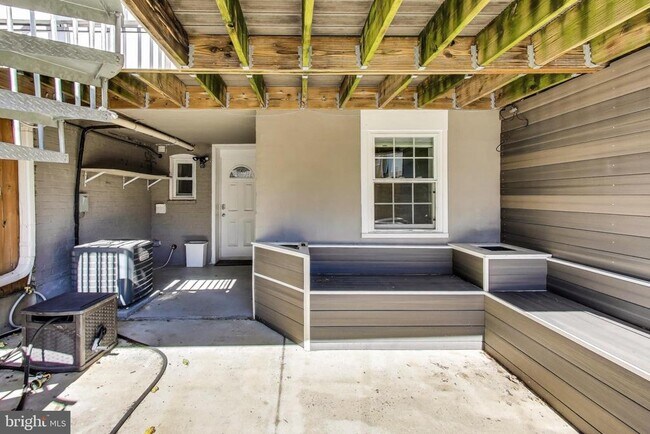 Building Photo - 317 Todd Pl NE