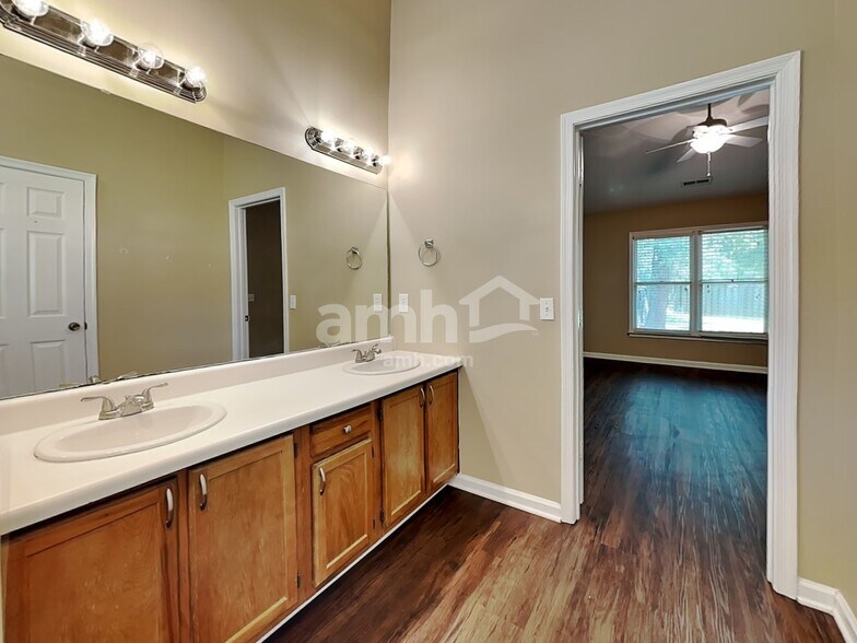 Building Photo - 4408 Eagle Rock Rd