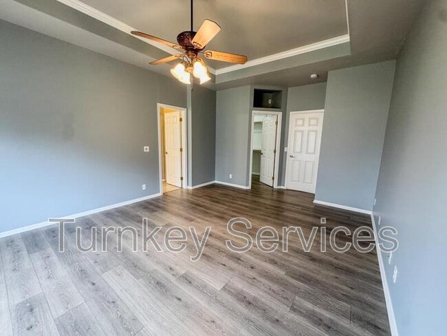 Building Photo - 717 Villa Plaza