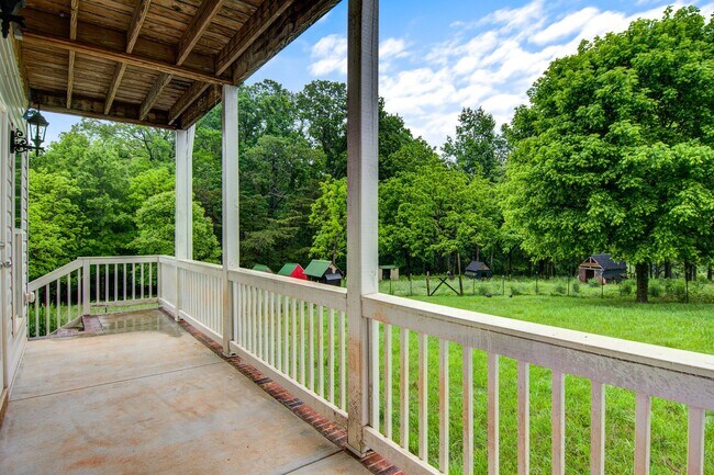 Building Photo - Charming 4 Bed, 3.5 Bath Modern Farmhouse on Expansive Land – Prime Location!