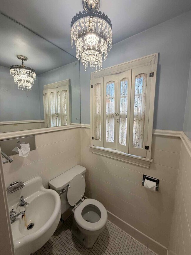 Building Photo - 411 S Jackson Ave