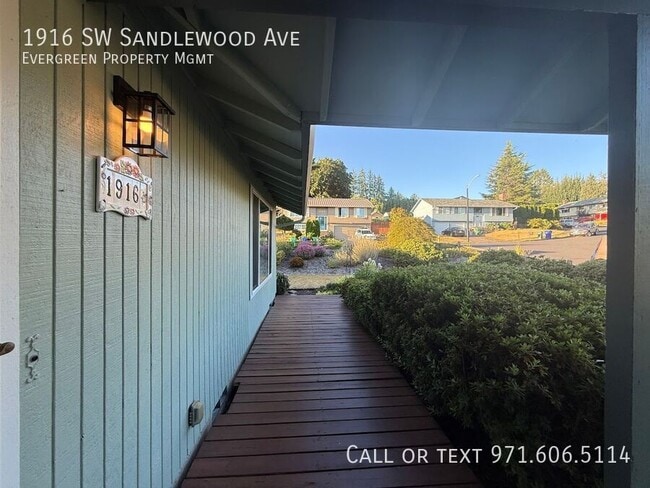 Building Photo - 1916 SW Sandlewood Ave