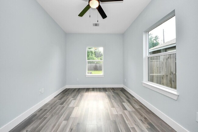 Building Photo - 7502 Sandle St