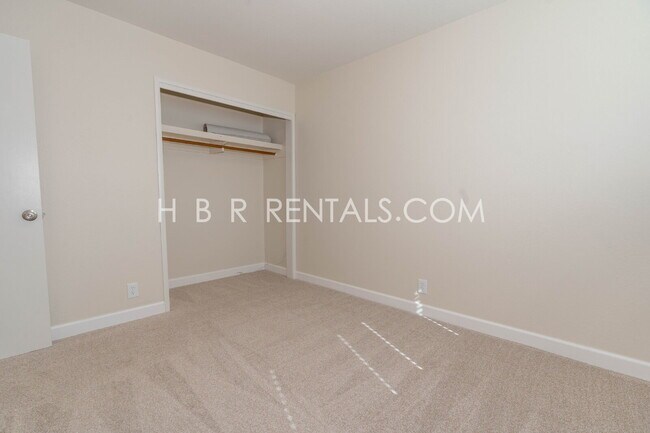 Building Photo - Freshly Renovated Home with Brand-New Flooring and Remodeled Kitchen in Manteca