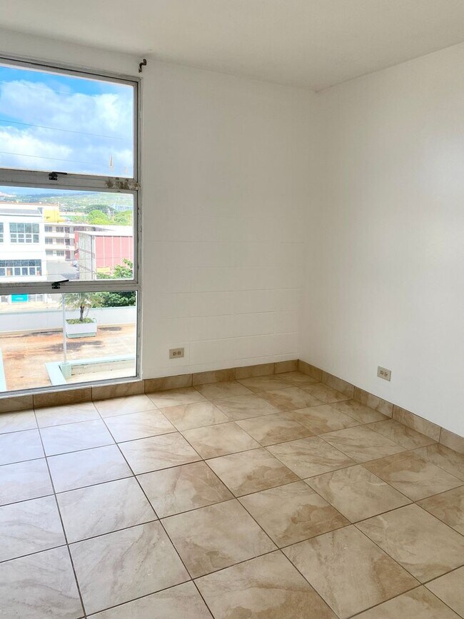 Building Photo - Liliha Square - 2 Bedroom 1 Bath 1 Parking