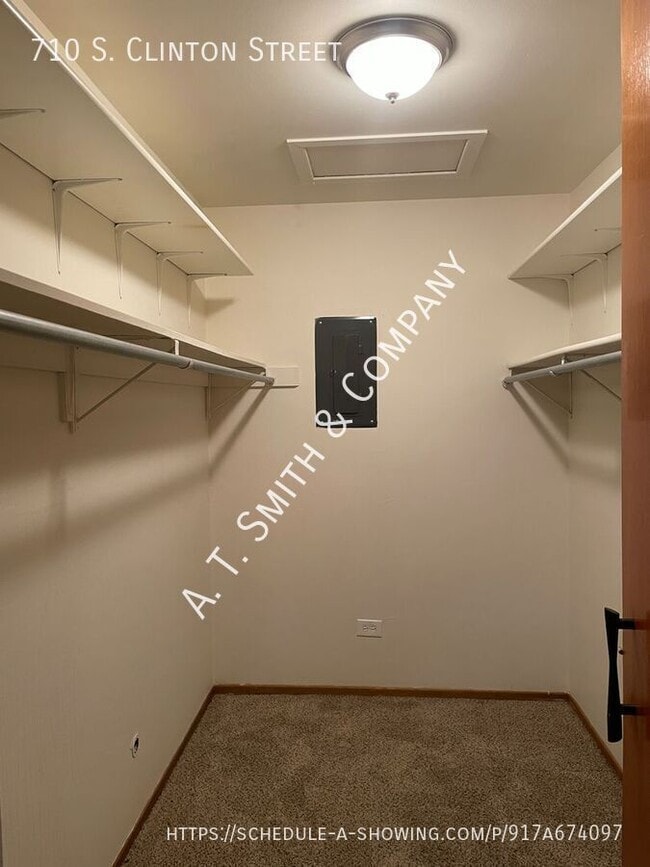 Building Photo - 710 S Clinton St