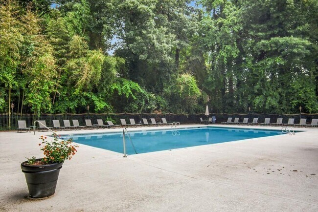 Building Photo - 4115 Pine Heights Dr NE