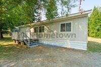 Building Photo - 3 Bedroom 2 Bathroom Home with Off-Street ...