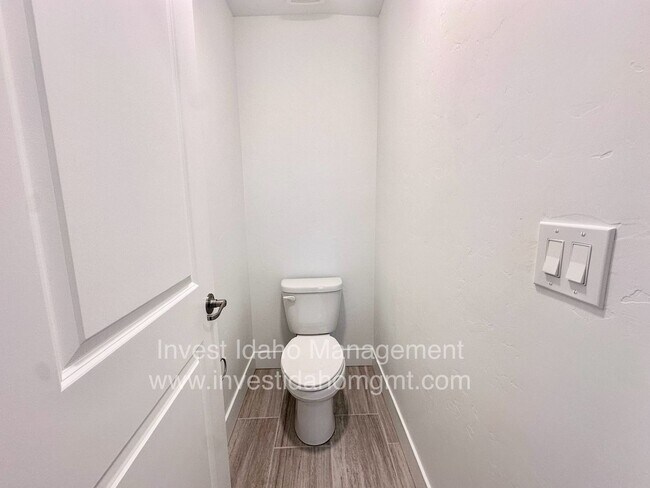 Building Photo - Luxury Townhome available now!