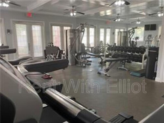 Building Photo - 2021 SE 10th Ave