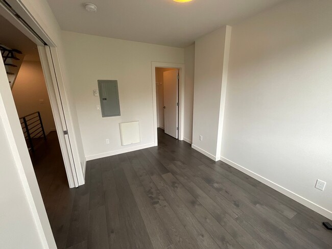 Building Photo - QUEEN ANNE 3 BED, 2 BATH TOWNHOME FOR RENT...