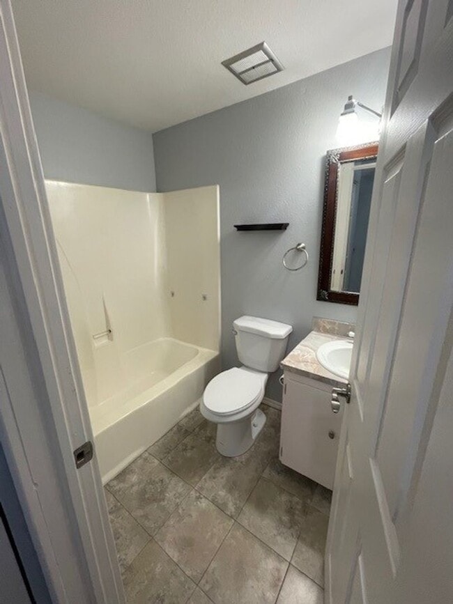Building Photo - Beautifully Maintained 3 Bedroom 2 Bath Home with Garage and Fenced Yard! Pets Welcome!