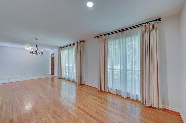 Building Photo - 806 Westwood Dr