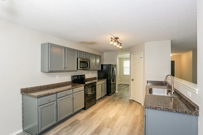 Building Photo - 321 Daisy Ln