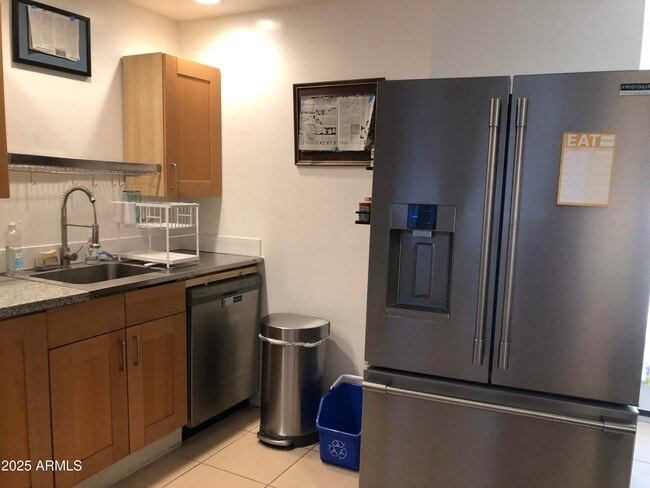 Building Photo - 2025 S Granada Dr