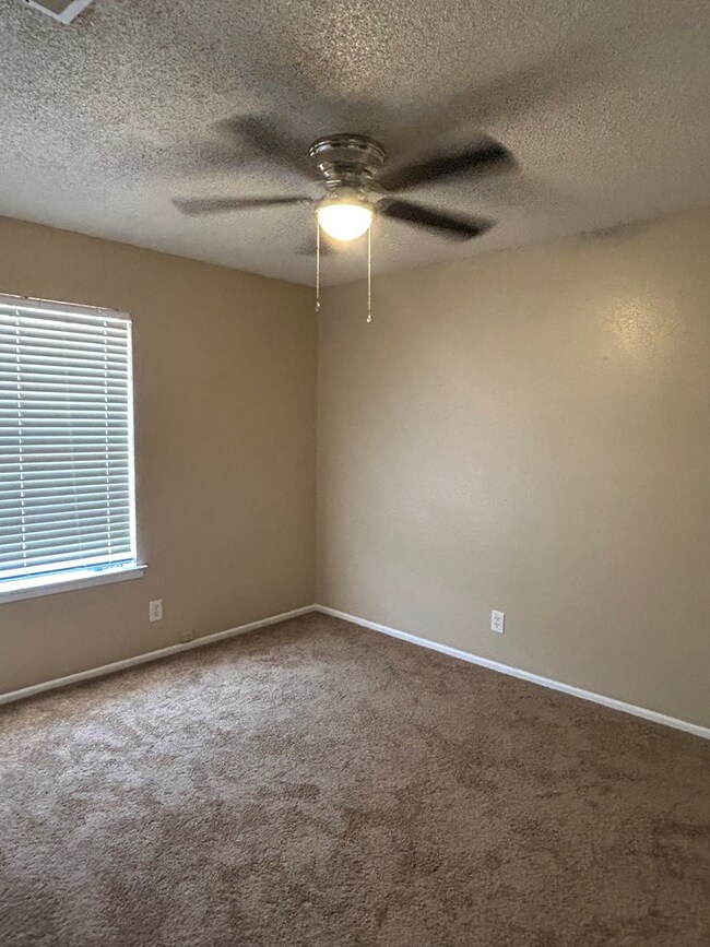 Building Photo - 725 Duke Ave