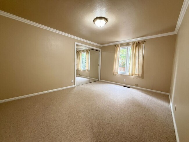 Building Photo - 1573 Edgewood Rd