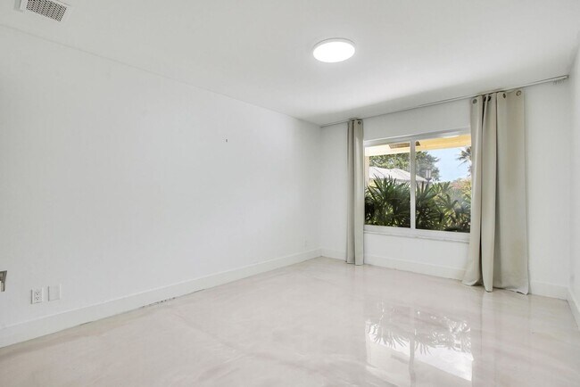 Building Photo - 7351 Valencia Dr