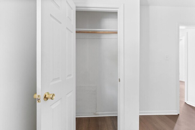 Building Photo - 422 Longwood Ave