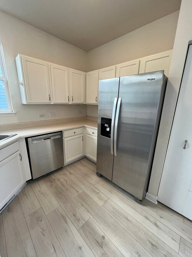 Building Photo - 2158 Middlebury Dr