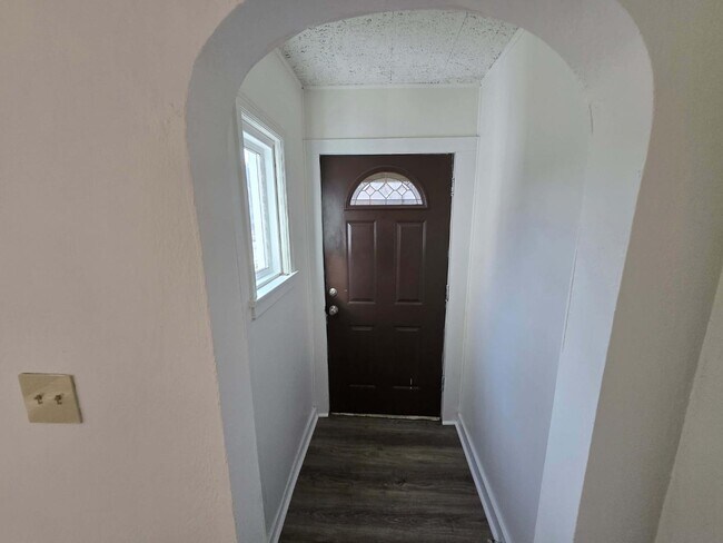 Building Photo - 906 N Pershing St