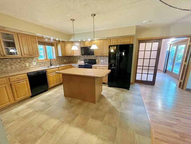 Building Photo - Large 3 bed / 2 bath Available Now!
