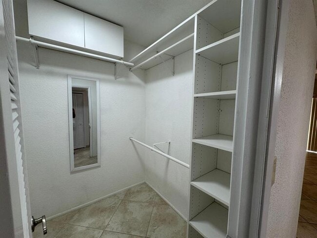 Building Photo - 3200 N Palm Aire Dr