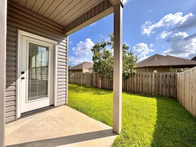 Building Photo - Modern 3BR/2.5BA Home Near LSU - Double Ga...