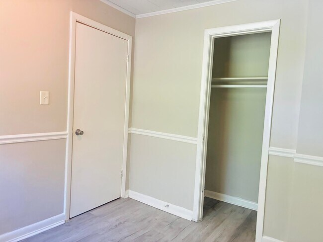 Building Photo - 1733 Finchley Dr