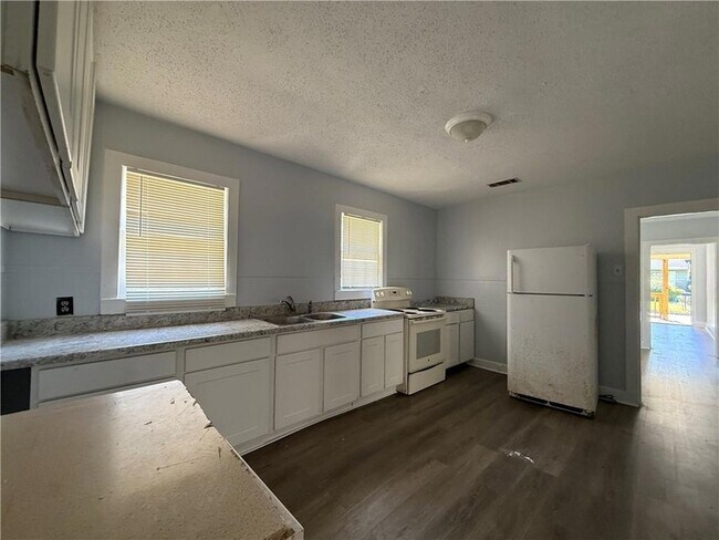 Building Photo - 1206 Alba St