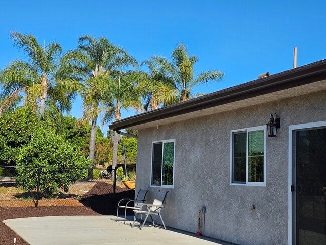 Building Photo - 15924 Plum Ct