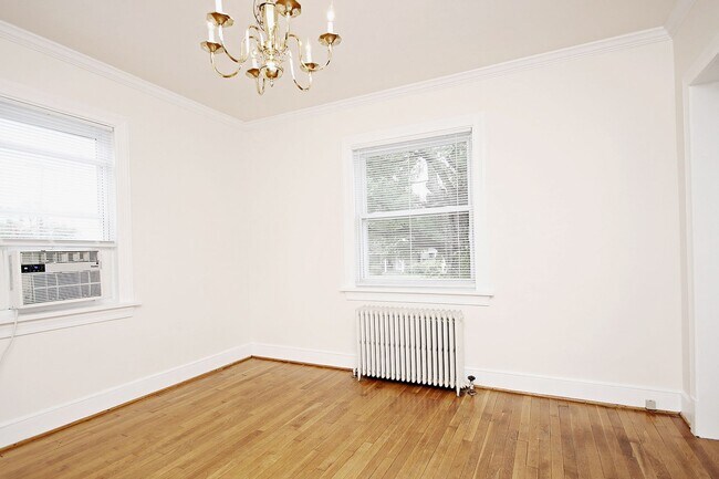 Building Photo - Student-Friendly Home in Desirable Univers...