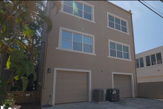 Building Photo - 330 Lang Ct N