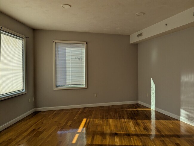 Building Photo - 8 Banton St