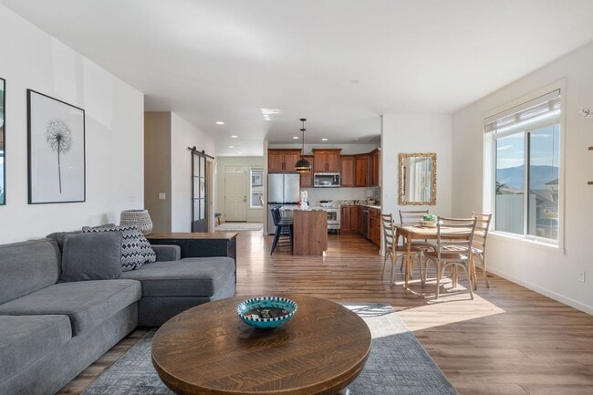 Building Photo - 3 Bedroom, 2 Bath Home