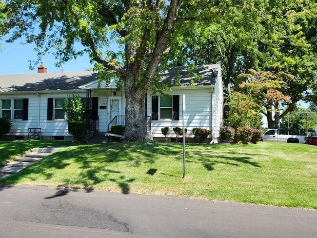 Building Photo - Location, Location - 2 blocks from Columbi...
