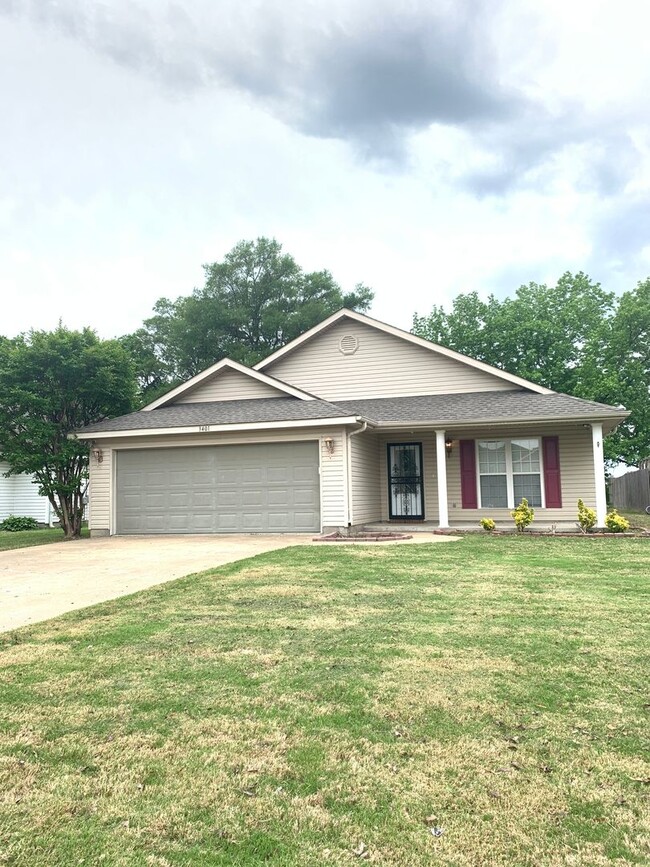 Primary Photo - 3bed/2bath Home south of bypass