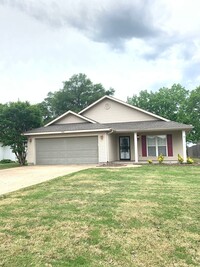 Building Photo - 3bed/2bath Home south of bypass