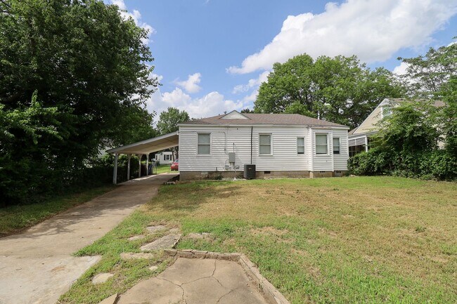 Building Photo - 3 Bed | 1 Bath | Mid Town | $1400