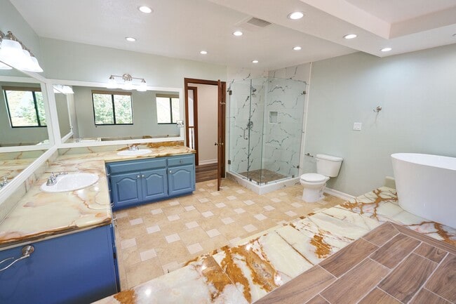 Building Photo - Aqua Vista - Entertainers Playhouse