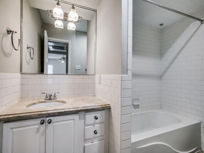 Building Photo - Remodeled Central Dallas Condo
