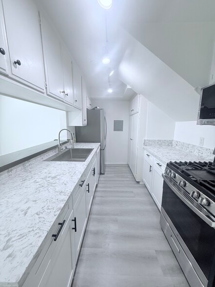 Building Photo - 10634 Holman Ave