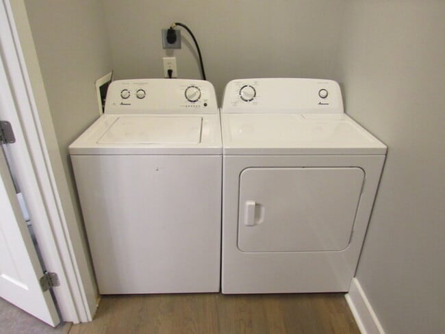 Building Photo - Germantown unit with attached 1 car garage!