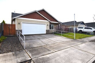 Building Photo - Gorgeous ground level accessible home.