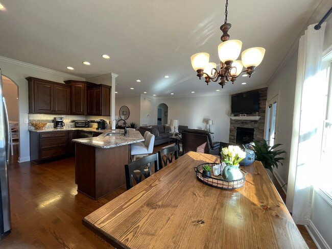 Building Photo - Fully Furnished, Short Term Rental, 1 Mont...